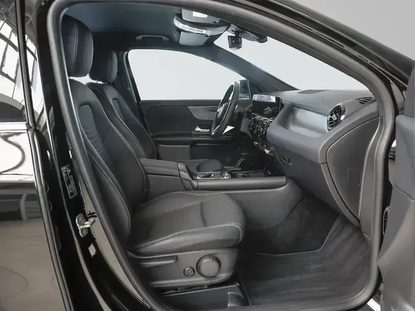 Gebraucht Mercedes GLA200 163 PS (119 kW) 2024 Unilack nachtschwarz SUV