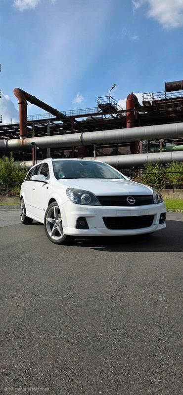 Weiß Gebraucht 2009 Opel Astra OPC Kombi | 8.990 € - Bild 1/4