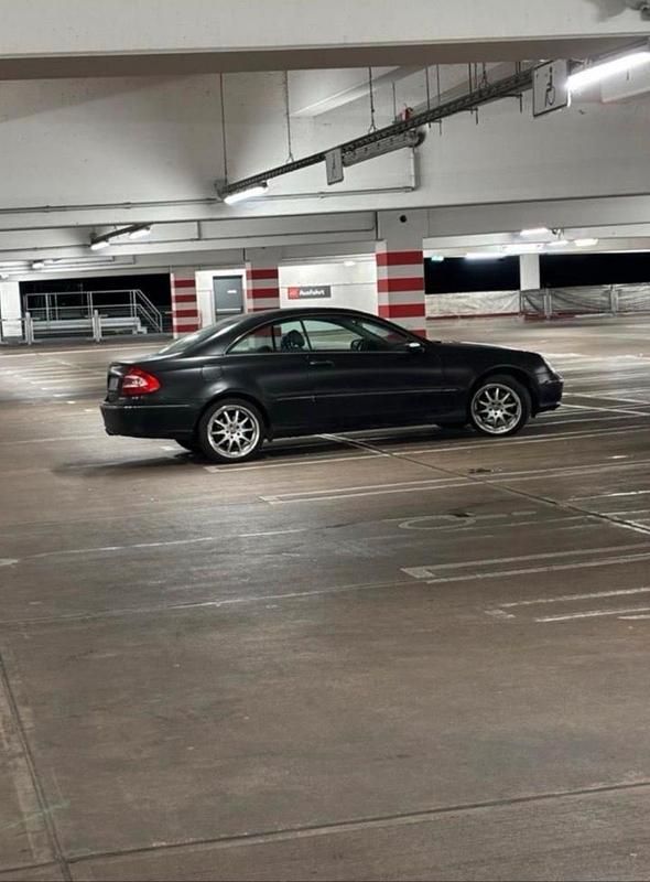 Schwarz Gebraucht 2003 Mercedes CLK320 Coupé | 4.500 € (Fairer Preis) - Bild 1/4