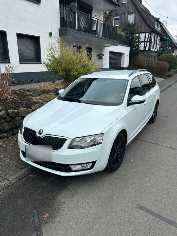 Weiß Gebraucht 2016 Skoda Octavia Style Kombi | 8.000 € (Guter Preis) - Bild 1/4