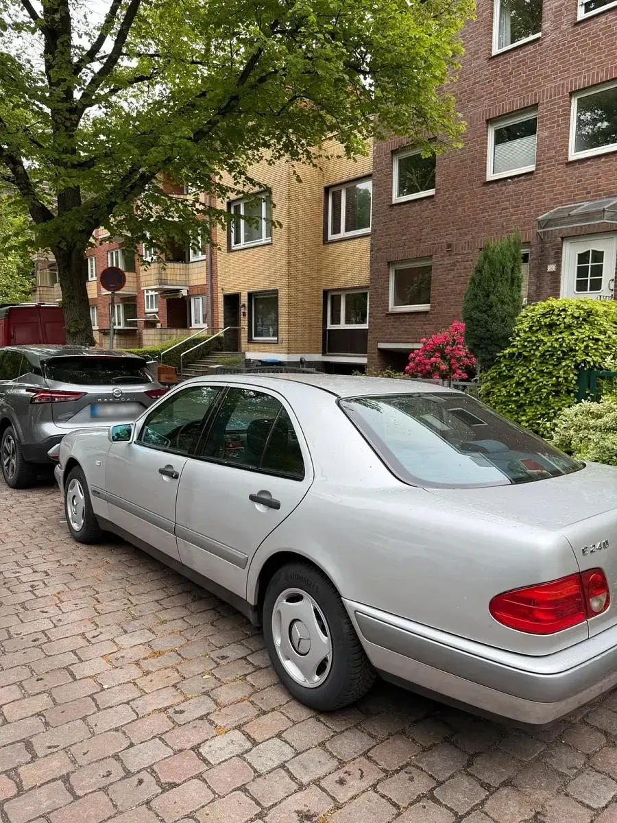 Usata Mercedes E240 170 CV (125 kW) 1998 Argento Berlina