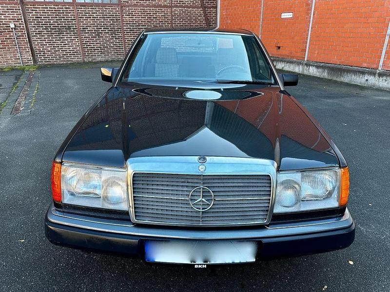 Gebraucht Mercedes E300 179 PS (131 kW) 1992 Schwarz Limousine