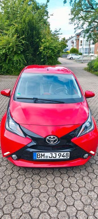 Rot Gebraucht 2014 Toyota Aygo X-play Kleinwagen | 7.798 € (Etwas zu teuer) - Bild 1/4
