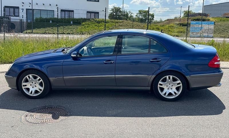 Gebraucht Mercedes E500 Elegance 306 PS (225 kW) 2003 Blau Limousine