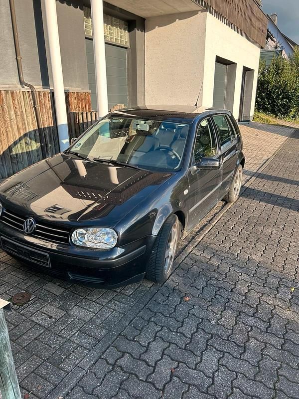 Schwarz Gebraucht 2002 VW Golf IV Kleinwagen | 800 € (Superpreis) - Bild 1/4