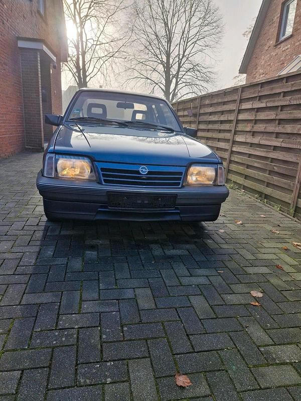 Blau Gebraucht 1987 Opel Ascona Limousine | 2.800 € - Bild 1/4