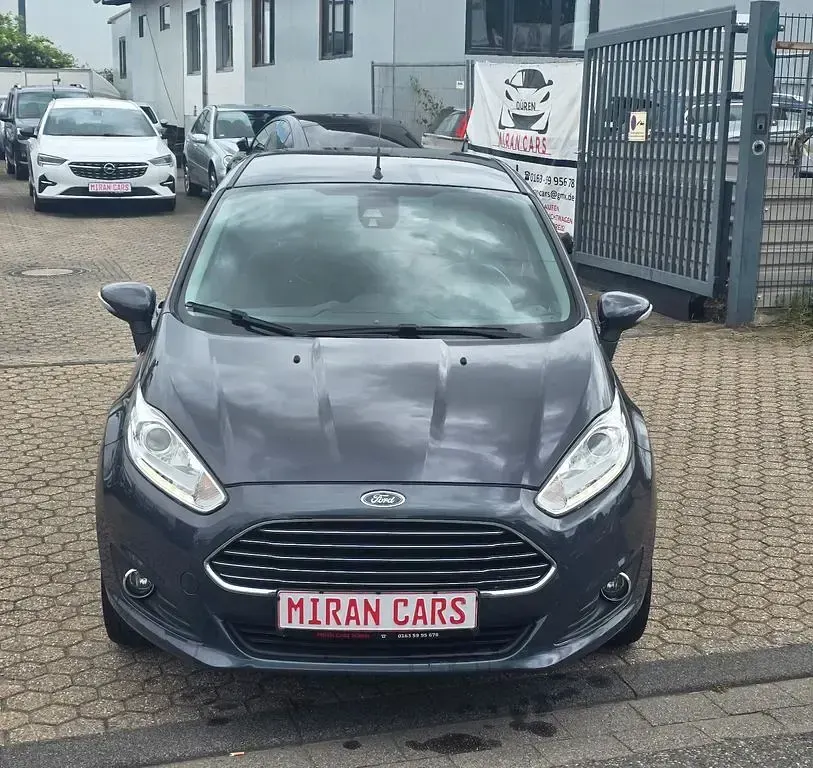 Gebraucht Ford Fiesta Titanium 101 PS (74 kW) 2013 Grau Limousine