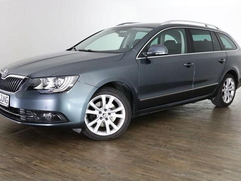 Grau Gebraucht 2013 Skoda Superb Kombi | 9.790 € (Etwas zu teuer) - Bild 1/4