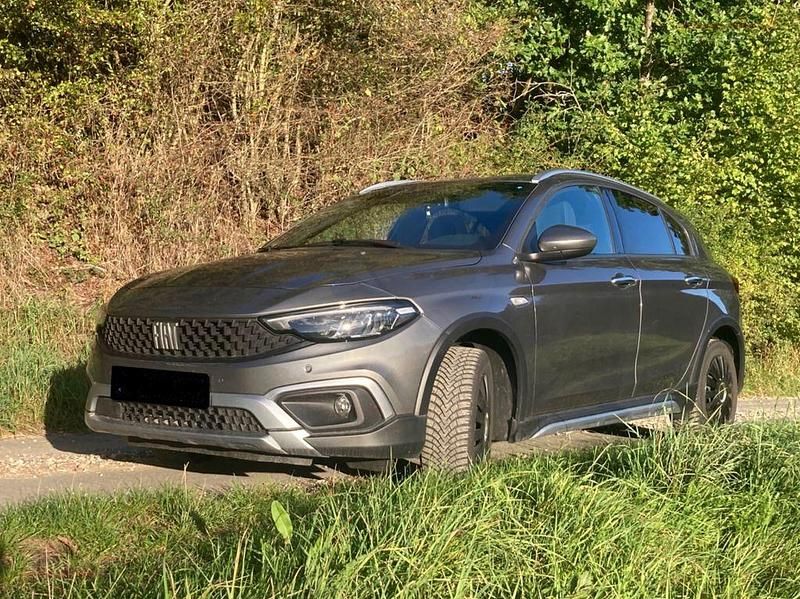 Grau Gebraucht 2021 Fiat Tipo Cross Limousine | 14.900 € (Fairer Preis) - Bild 1/4