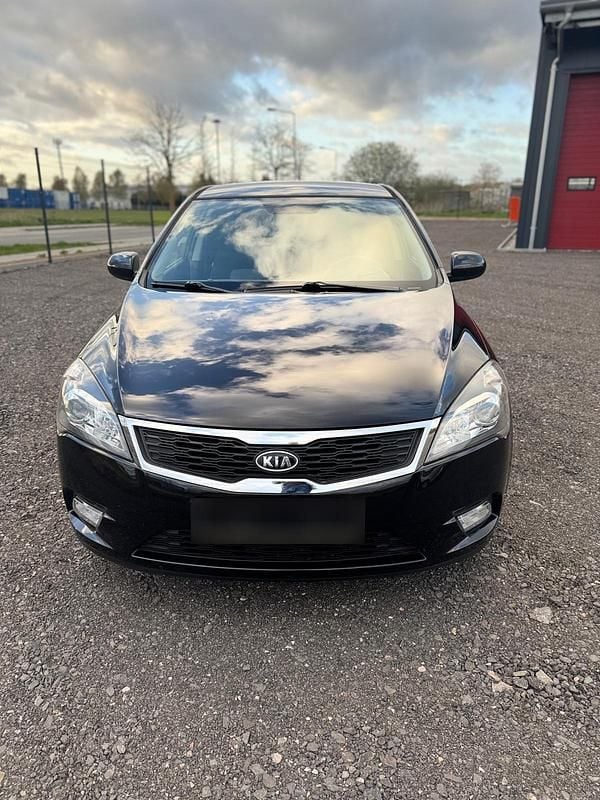 Używany Kia Ceed 90 KM (66 kW) 2011 Czarny Hatchback