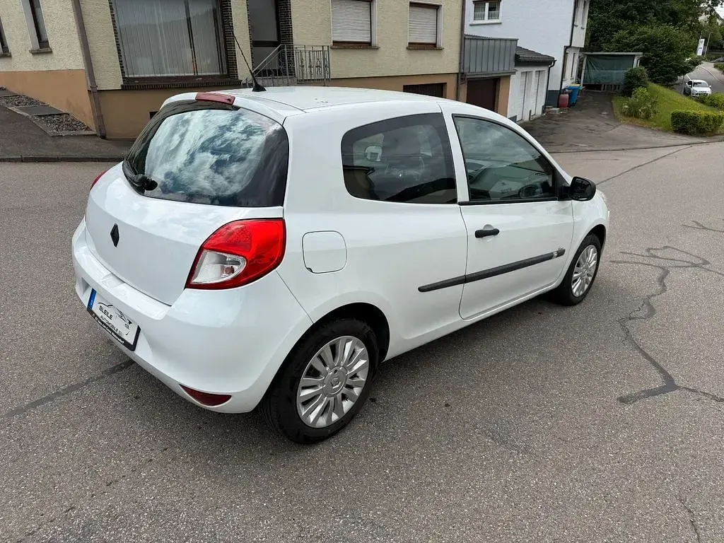Gebraucht Renault Clio III Expression 75 PS (55 kW) 2009 Weiß Kleinwagen