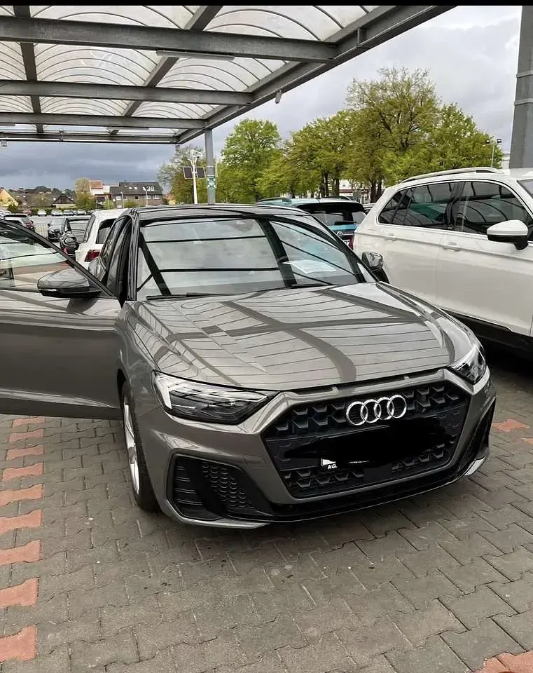 Używany Audi A1 S-Line 200 KM (147 kW) 2019 Szary SUV