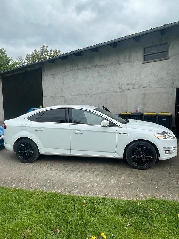 Weiß Gebraucht 2013 Ford Mondeo Limousine | 5.600 € (Guter Preis) - Bild 1/4