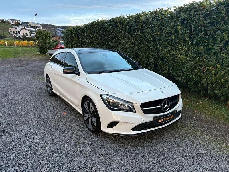 Weiß Gebraucht 2016 Mercedes CLA200 Shooting Brake Kombi | 15.890 € (Guter Preis) - Bild 1/4