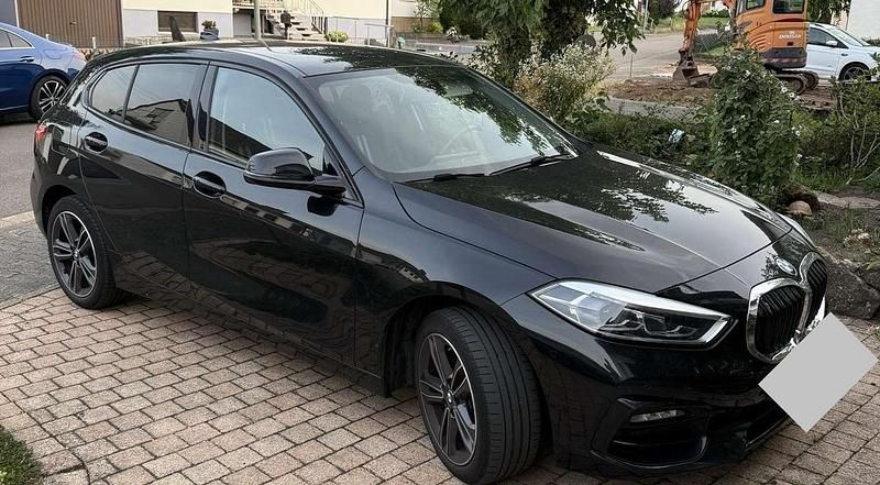Schwarz Gebraucht 2020 BMW 118 Sport Line Kleinwagen | 19.000 € (Fairer Preis) - Bild 1/4