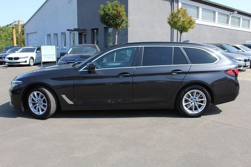 Grau Gebraucht 2023 BMW 520 Sport Line Kombi | 36.980 € (Fairer Preis) - Bild 1/4