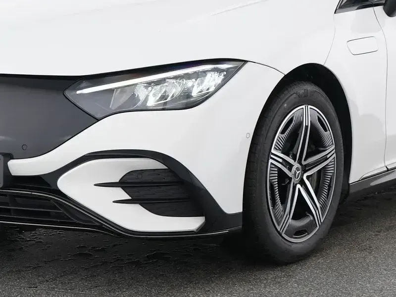 Gebraucht Mercedes EQE300 AMG 180 kW (245 PS) 2025 Weiß Limousine