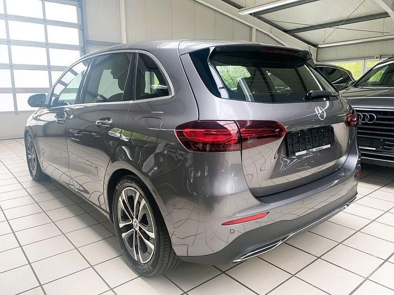 Gebraucht Mercedes B200 163 PS (119 kW) 2024 Grau Van / Kleinbus