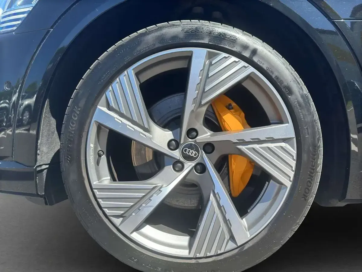 Gebraucht Audi e-tron Black Edition 300 kW (408 PS) 2021 Mythosschwarz metallic SUV