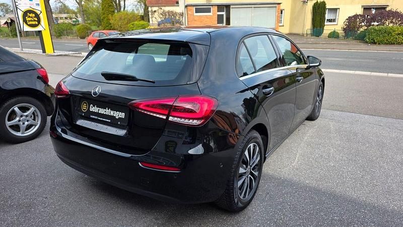 Gebraucht Mercedes A180 116 PS (85 kW) 2021 Schwarz Limousine