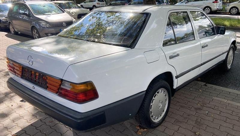 Gebraucht Mercedes 200 72 PS (52 kW) 1987 Weiß Limousine