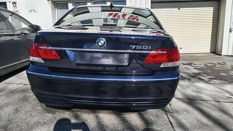 Gebraucht BMW 750 367 PS (269 kW) 2006 Blau Limousine