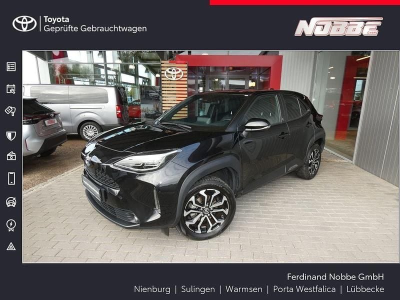 Mysticschwarz mica (metallic) Gebraucht 2022 Toyota Yaris Hybrid Team SUV | 24.650 € (Fairer Preis) - Bild 1/4
