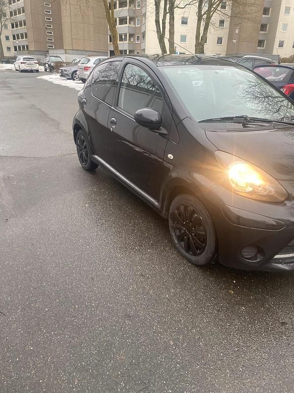 Gebraucht Toyota Aygo 68 PS (50 kW) 2014 Schwarz Kleinwagen