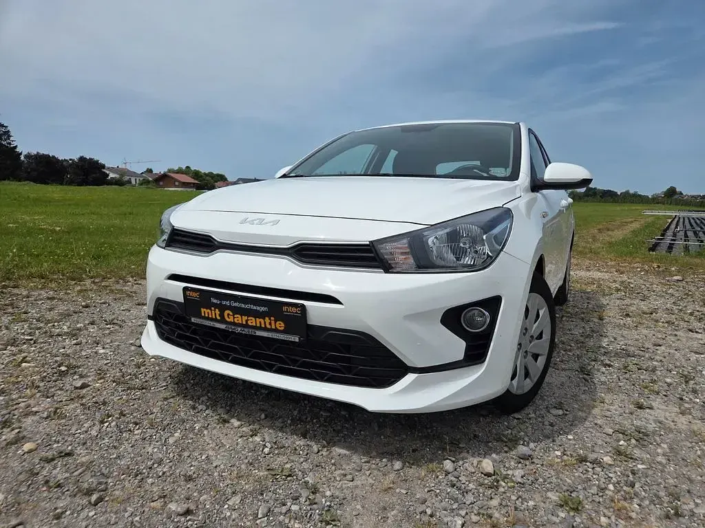 Używany Kia Rio 84 KM (61 kW) 2022 Biały Sedan/Limuzyna