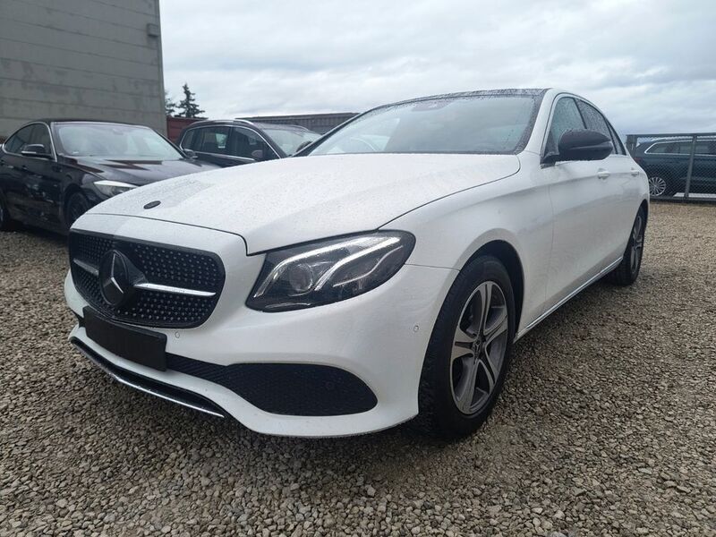 Weiß Gebraucht 2019 Mercedes E220 Limousine | 29.999 € (Superpreis) - Bild 1/4