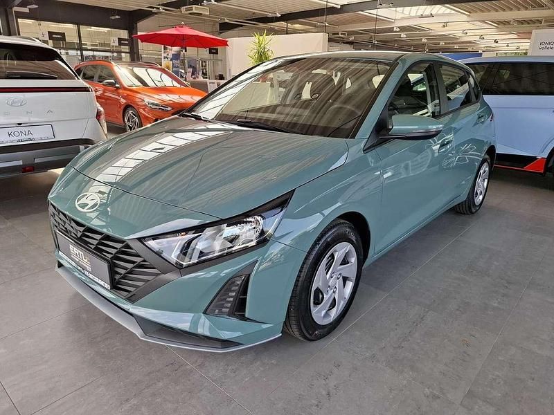 Neu Hyundai i20 Select 79 PS (58 kW) 2025 Mangrove green Kleinwagen