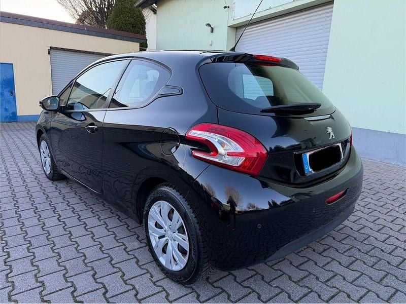 Gebraucht Peugeot 208 Active 82 PS (60 kW) 2012 Schwarz Kleinwagen