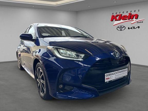 Blau Gebraucht 2022 Toyota Yaris Hybrid Team Limousine | 19.890 € (Fairer Preis) - Bild 1/4