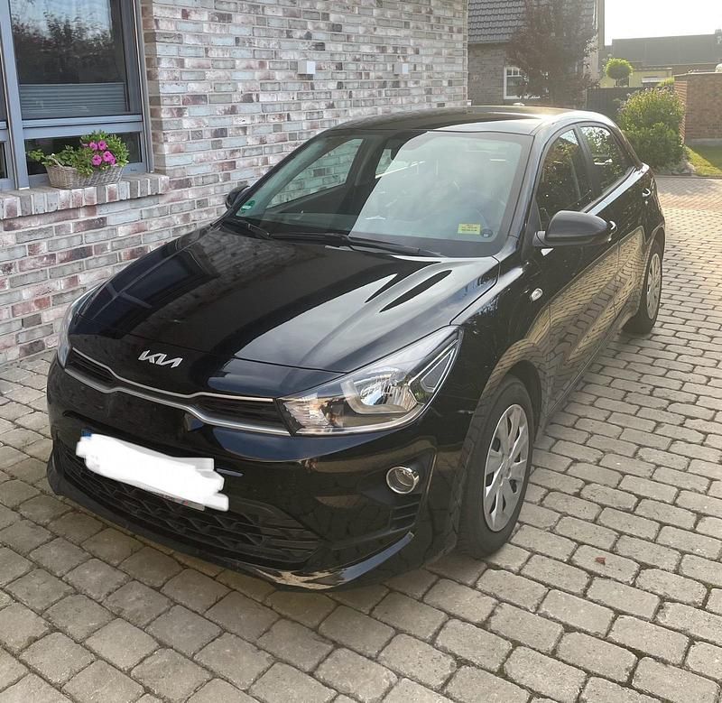 Schwarz Gebraucht 2023 Kia Rio 2 Kleinwagen | 12.399 € (Guter Preis) - Bild 1/4