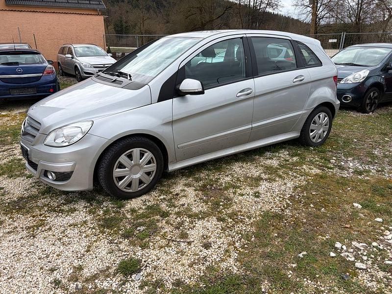 Gebraucht Mercedes B180 109 PS (80 kW) 2011 Silber Van / Kleinbus