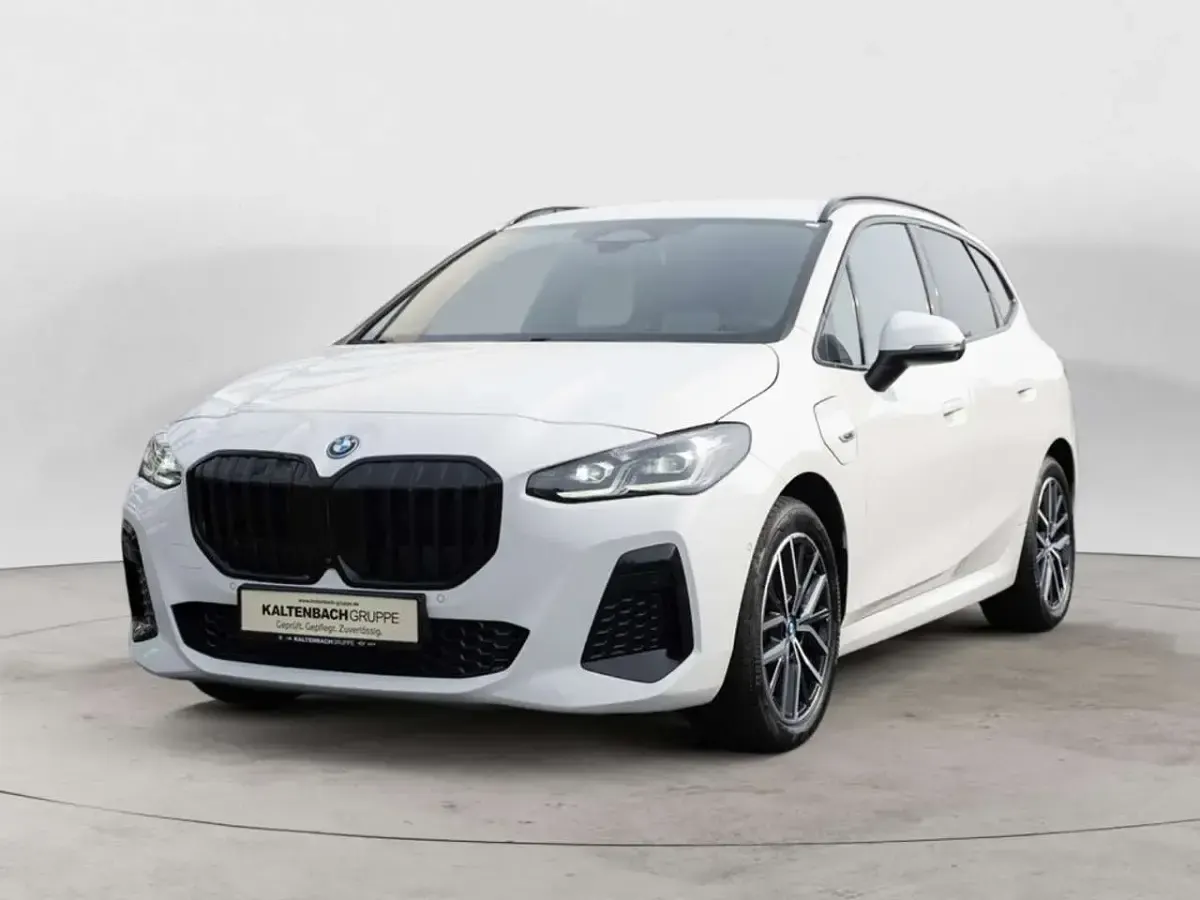 Gebraucht BMW 225 Active Tourer M Sport 245 PS (180 kW) 2023 Weiß Van / Kleinbus