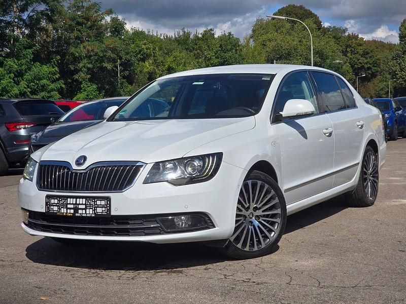 Gebraucht Skoda Superb LAURIN & KLEMENT 170 PS (125 kW) 2015 Weiß Limousine