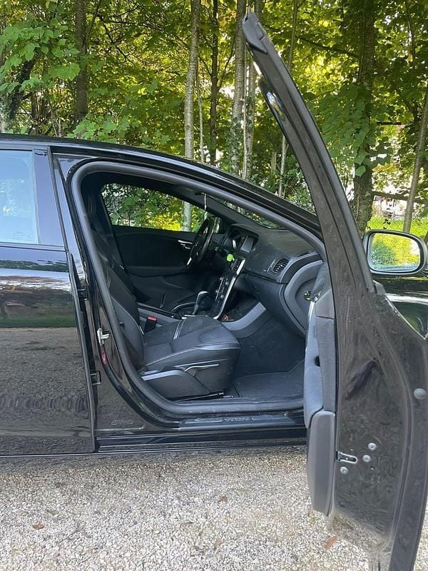 Gebraucht Volvo V40 Momentum 122 PS (89 kW) 2016 Schwarz Limousine