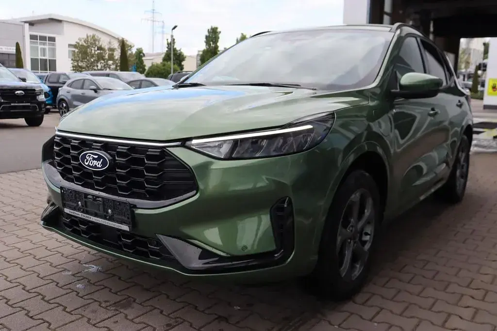 Gebraucht Ford Kuga ST-Line 242 PS (177 kW) 2024 Burstinggreen metallic SUV