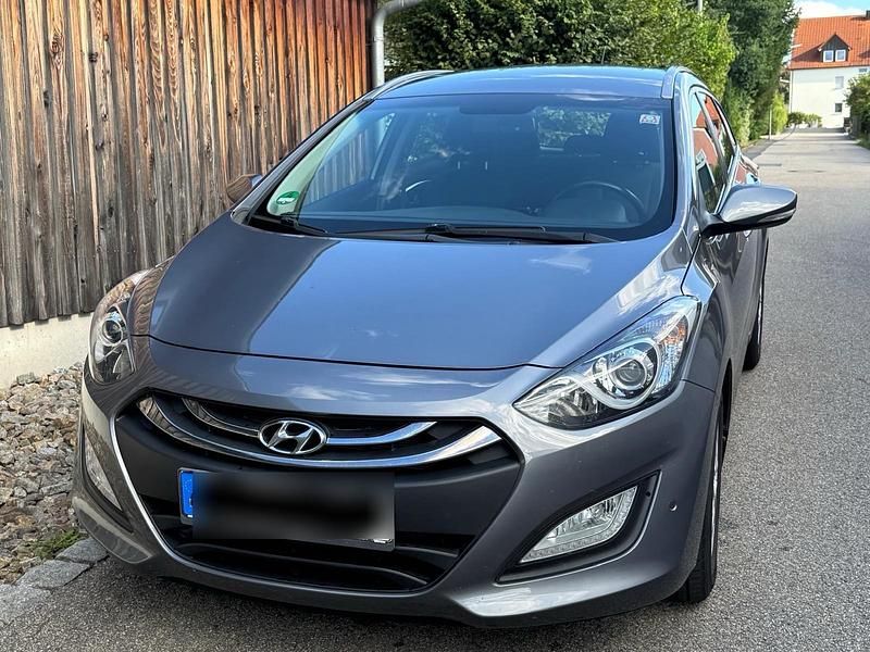 Grau Gebraucht 2014 Hyundai i30 Kombi | 7.100 € (Fairer Preis) - Bild 1/4