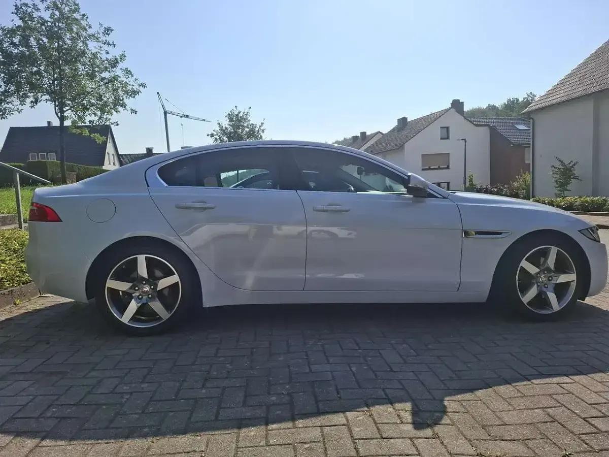 Gebraucht Jaguar XE Prestige 179 PS (131 kW) 2016 Weiß Limousine