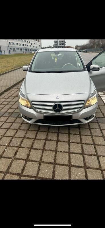 Silber Gebraucht 2013 Mercedes B200 Van / Kleinbus | 9.750 € (Guter Preis) - Bild 1/4