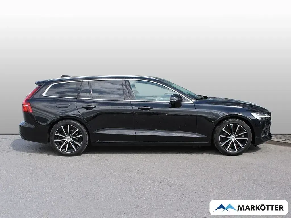 Używany Volvo V60 Core 398 KM (292 kW) 2023 Czarny Kombi