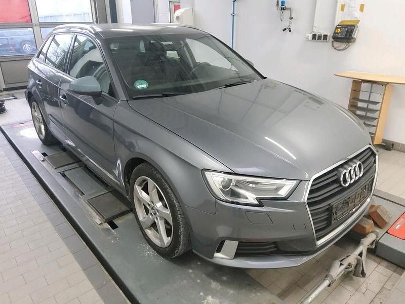 Gebraucht Audi A3 Sport 116 PS (85 kW) 2019 Grau Limousine