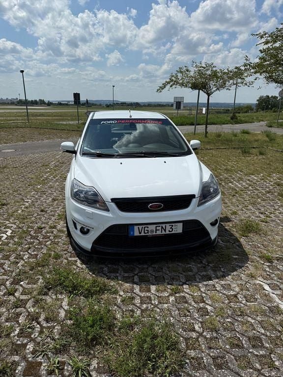 Weiß Gebraucht 2008 Ford Focus ST Limousine | 7.999 € (Fairer Preis) - Bild 1/4