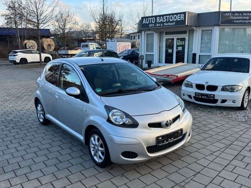 Gebraucht Toyota Aygo 68 PS (50 kW) 2011 Silber Kleinwagen