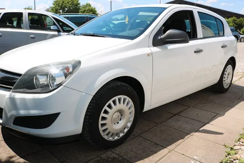Gebraucht Opel Astra Edition 140 PS (102 kW) 2009 Weiß Limousine