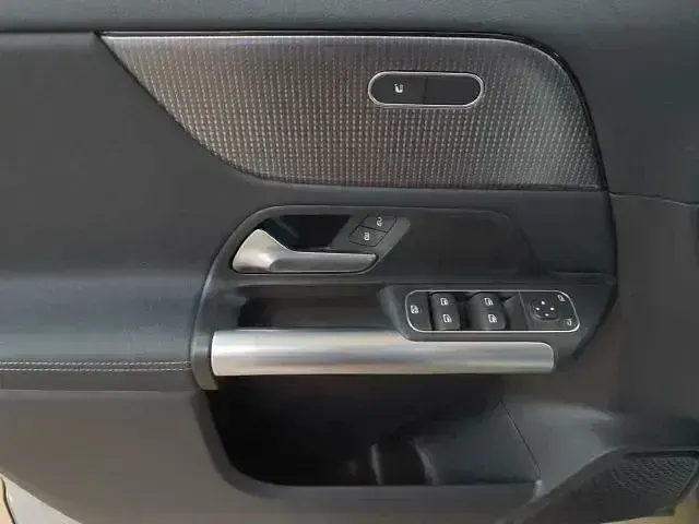 Gebraucht Mercedes GLA180 Progressive 116 PS (85 kW) 2023 Iridiumsilber metallic SUV