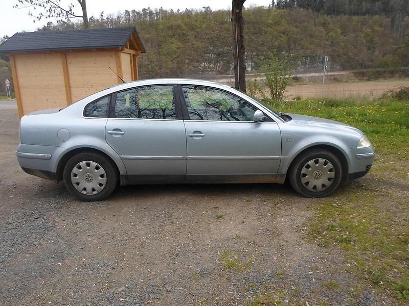 Gebraucht VW Passat 131 PS (96 kW) 2002 Blau Limousine
