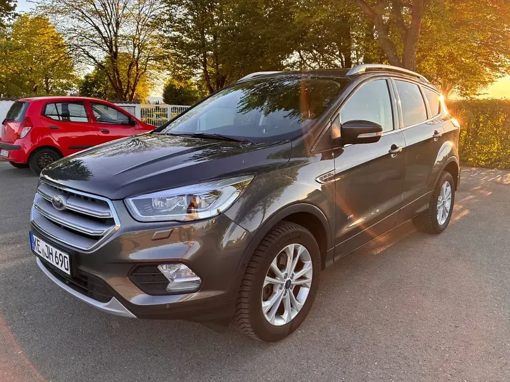 Gebraucht Ford Kuga Titanium 182 PS (133 kW) 2018 Grau SUV